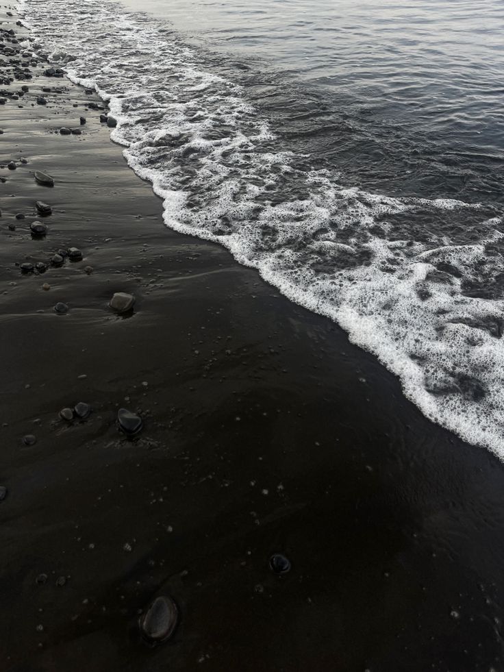 Пляж с черным песком